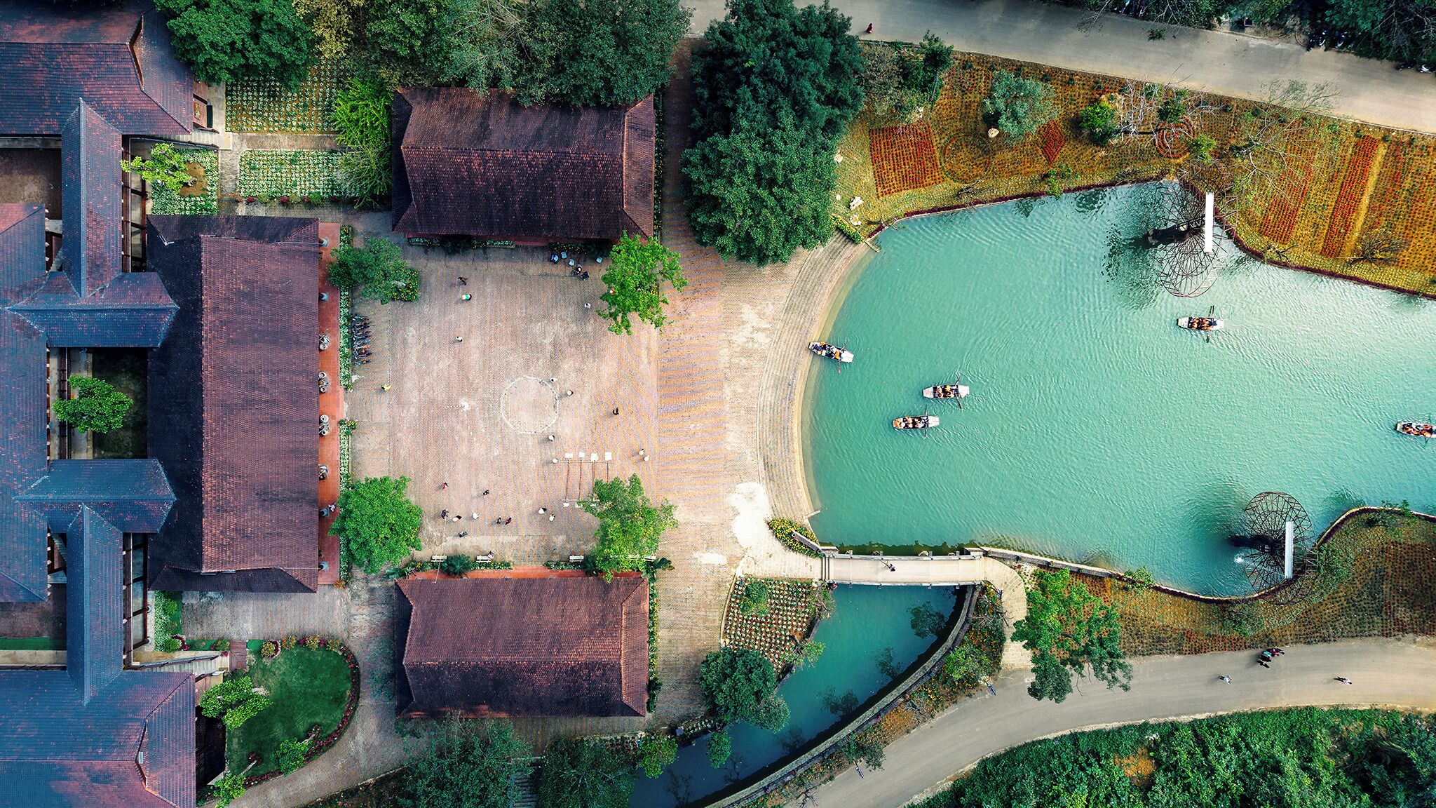 Vista aérea de un patio con piscina, barcos y edificios circundantes.