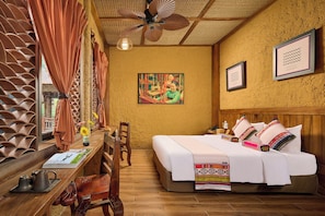 Desk, laptop workspace, free WiFi - Ui Valley Resort (Ninh Binh)