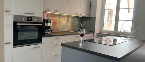 Coffee/tea maker, fridge, oven, stovetop