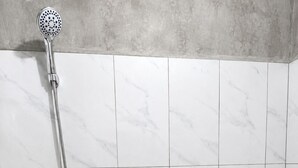 Ein Badezimmer mit Dusche, Toilette und Waschbecken.