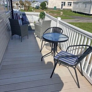 Outdoor dining - Demelza Seven Bays Holiday Park (Padstow)