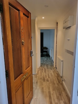 Interior - Entire 2 Bed apartment with balcony very close to university (Reading)