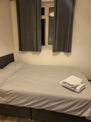 Room - Entire 2 Bed apartment with balcony very close to university (Reading)