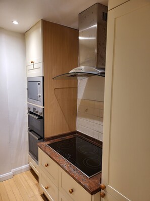 Private kitchen - Entire 2 Bed apartment with balcony very close to university (Reading)