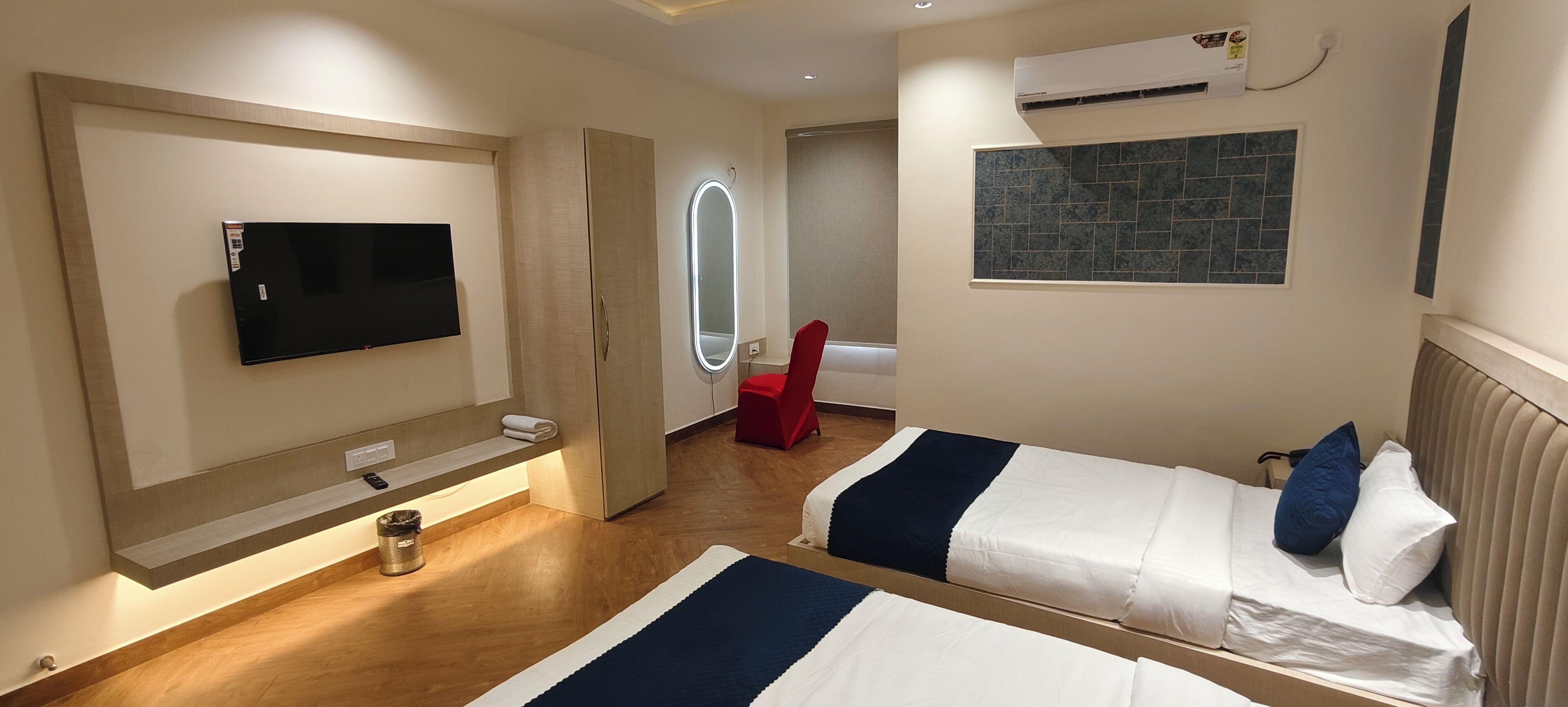 Twin Room | Desk, bed sheets