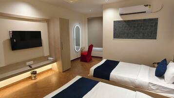 Twin Room | Desk, bed sheets