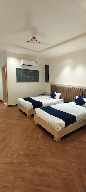 Twin Room | Desk, bed sheets - Hotel Vedas Inn (Gwalior)