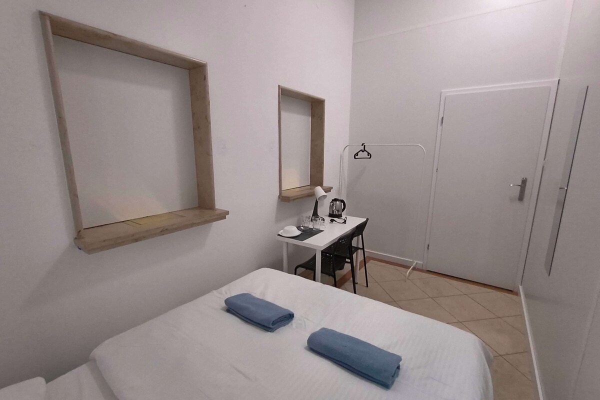 Classic Double Room, 1 Double Bed | Desk, iron/ironing board