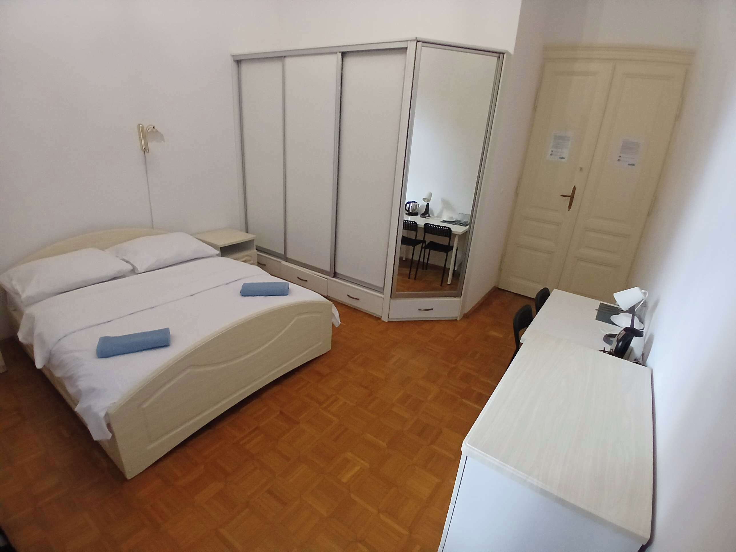 Habitación clásica doble, 1 cama doble | Escritorio y tabla de planchar con plancha