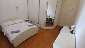 Habitación clásica doble, 1 cama doble | Escritorio y tabla de planchar con plancha