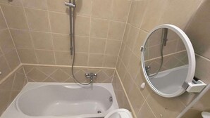 A bathroom with a bathtub, a sink, and a mirror. - Fantastic Inn Kraków - B7 (Kraków)