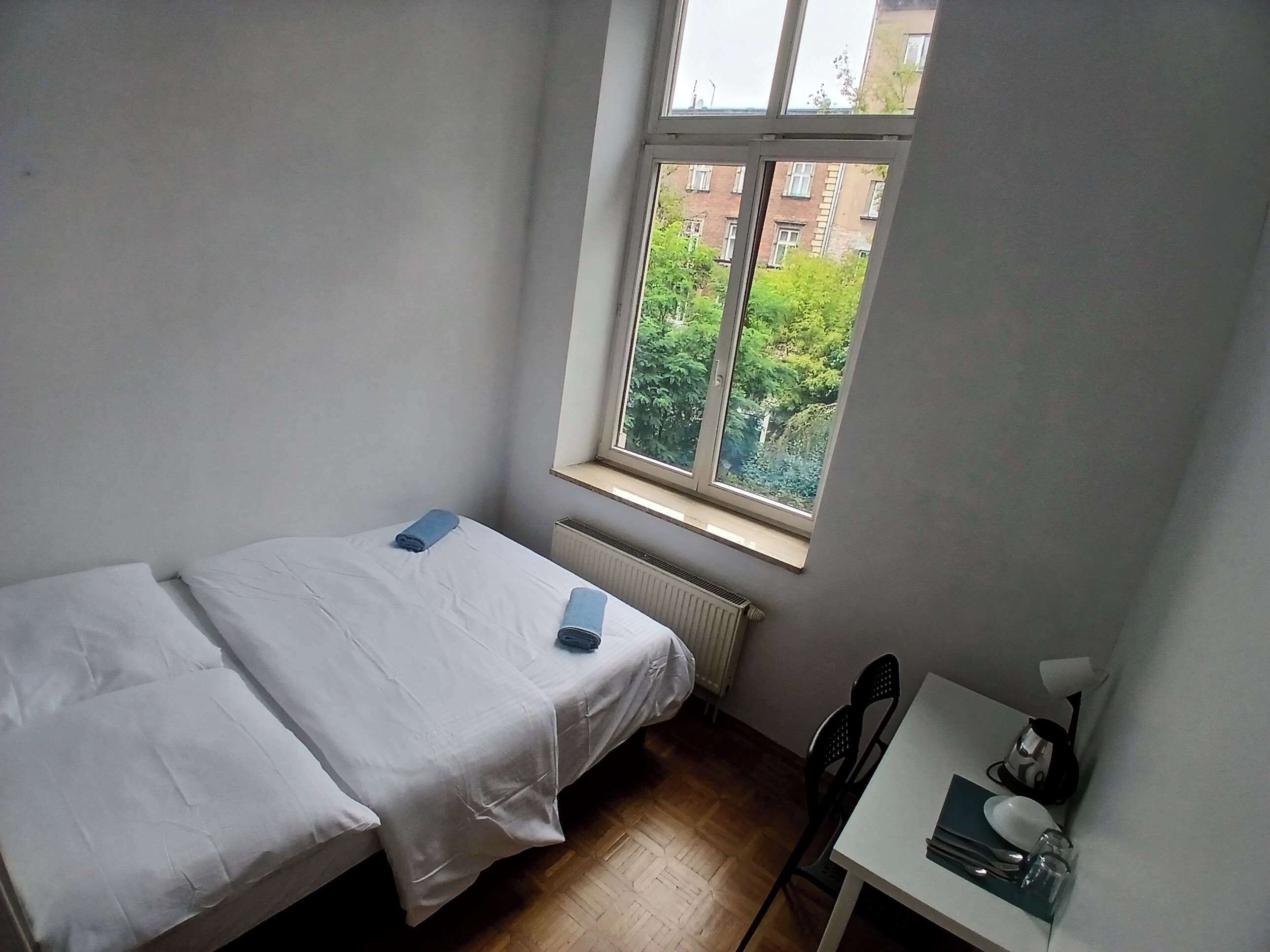 Habitación clásica doble, 1 cama doble | Escritorio y tabla de planchar con plancha