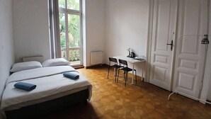A bedroom with a bed, a desk, and a wardrobe. - Fantastic Inn Kraków - B7 (Kraków)
