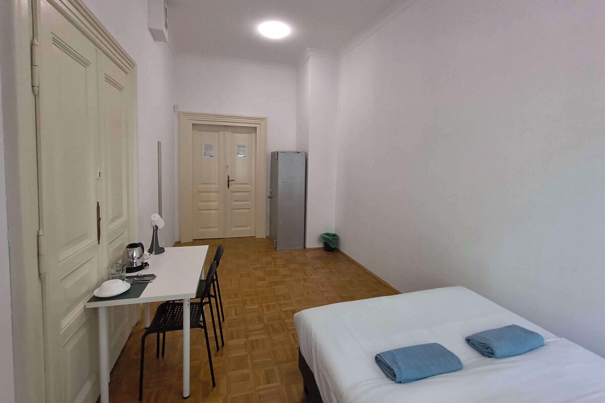 Classic Double Room, 1 Double Bed | Desk, iron/ironing board