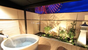 A hot tub in a tiled outdoor area with a view of a Ferris wheel. - Imakusa-so, Osaka, Tempozan - Tall Lantern - (大阪府大阪市港区築港3丁目)