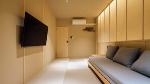 A minimalist room with tatami flooring, a sofa, a television, and a wardrobe. - Imakusa-so, Osaka, Tempozan - Tall Lantern - (大阪府大阪市港区築港3丁目)