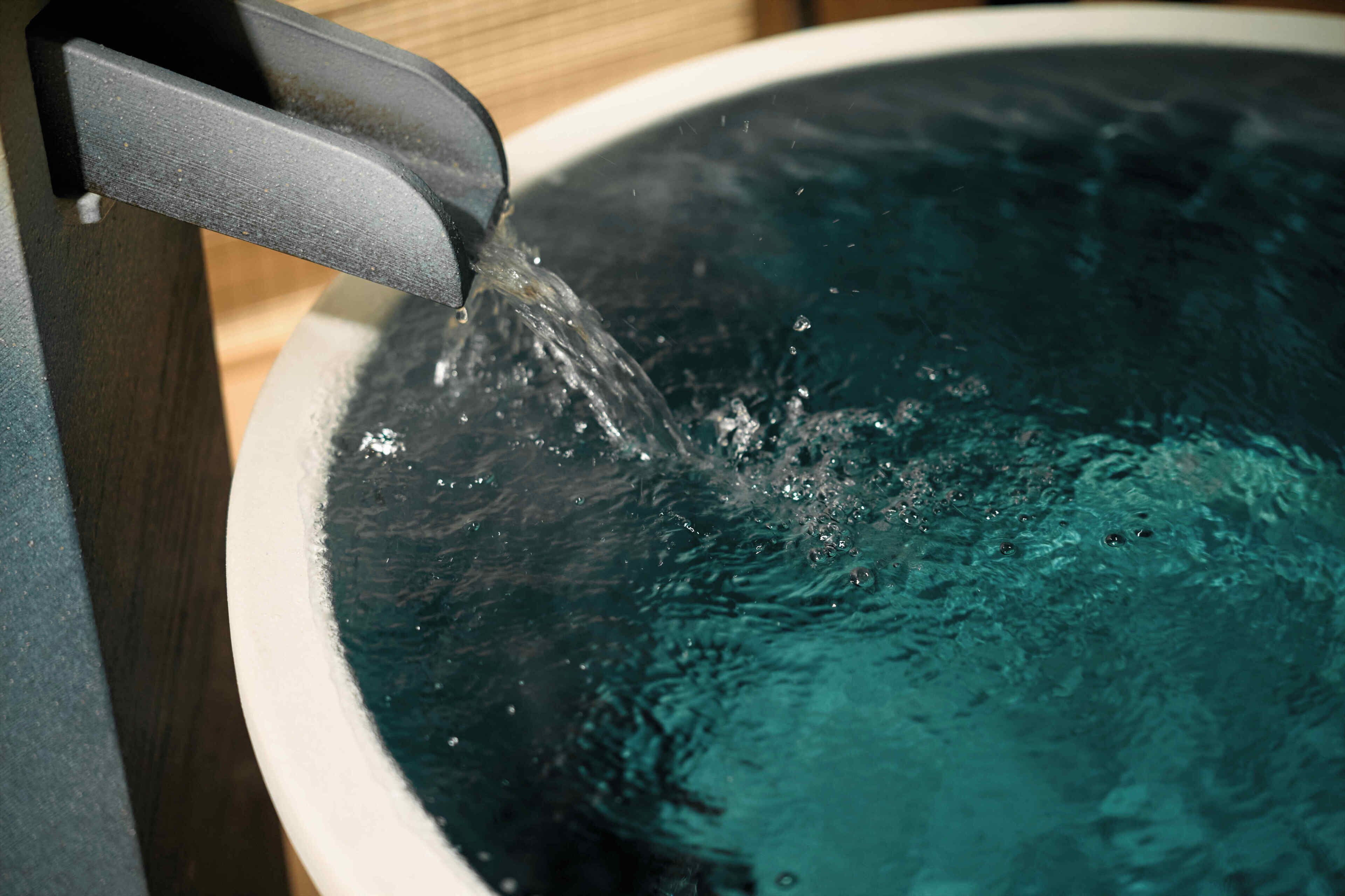 Une baignoire dans laquelle l’eau coule.