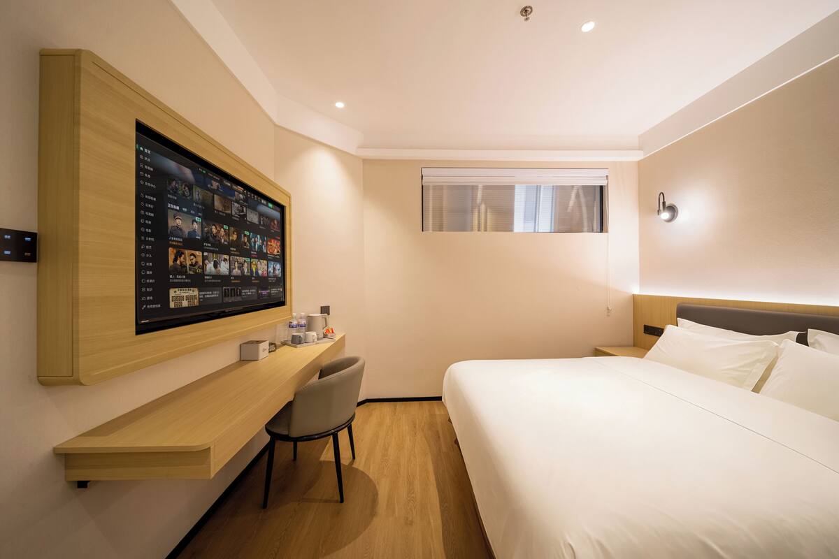 Quarto casal, 1 cama King | Wi-Fi de cortesia, roupa de cama