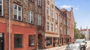 Una serie di edifici a più piani con facciate in mattoni e ampie finestre.