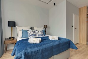 A bedroom with a bed, two bedside tables, a lamp, and a wardrobe. - Lawendowa Room Nº3 | Shared Kitchen | Old Town (Gdańsk)