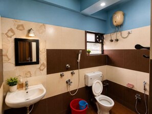 Deluxe tweepersoonskamer | Badkamer | Een douche, gratis toiletartikelen, handdoeken, zeep