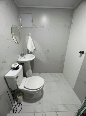 Shower, hair dryer, towels, soap - Cozy 1-bedroom apartment, 10 minutes from the airport (Oranjestad)