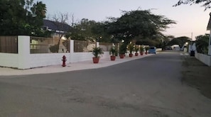 المنطقة المحيطة بالمنشأة