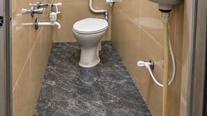 Un baño pequeño con inodoro, bidé y lavamanos.