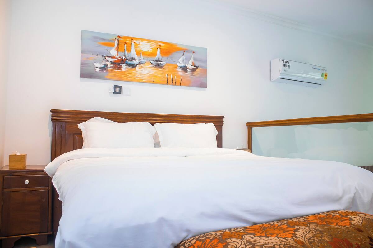 Suite Confort, vista a la playa | Escritorio y espacio para trabajar con laptop 