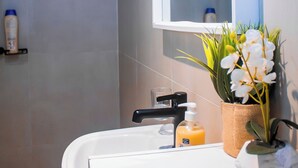 Suite Confort, vue sur la plage | Salle de bain | Douche, serviettes fournies, savon, shampooing