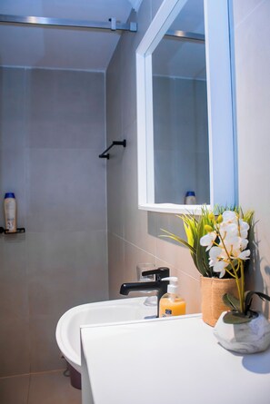 Suite Confort, vista a la playa | Baño | Regadera, toallas, jabón, shampoo 