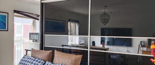 The Greenway Retreat - Watford Home: 7BR, Nr London & Studios + Indian Cuisine
