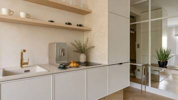 Suite estudio Deluxe | Cocina privada | Cafetera o tetera, hervidor eléctrico, tostadora y trona infantil