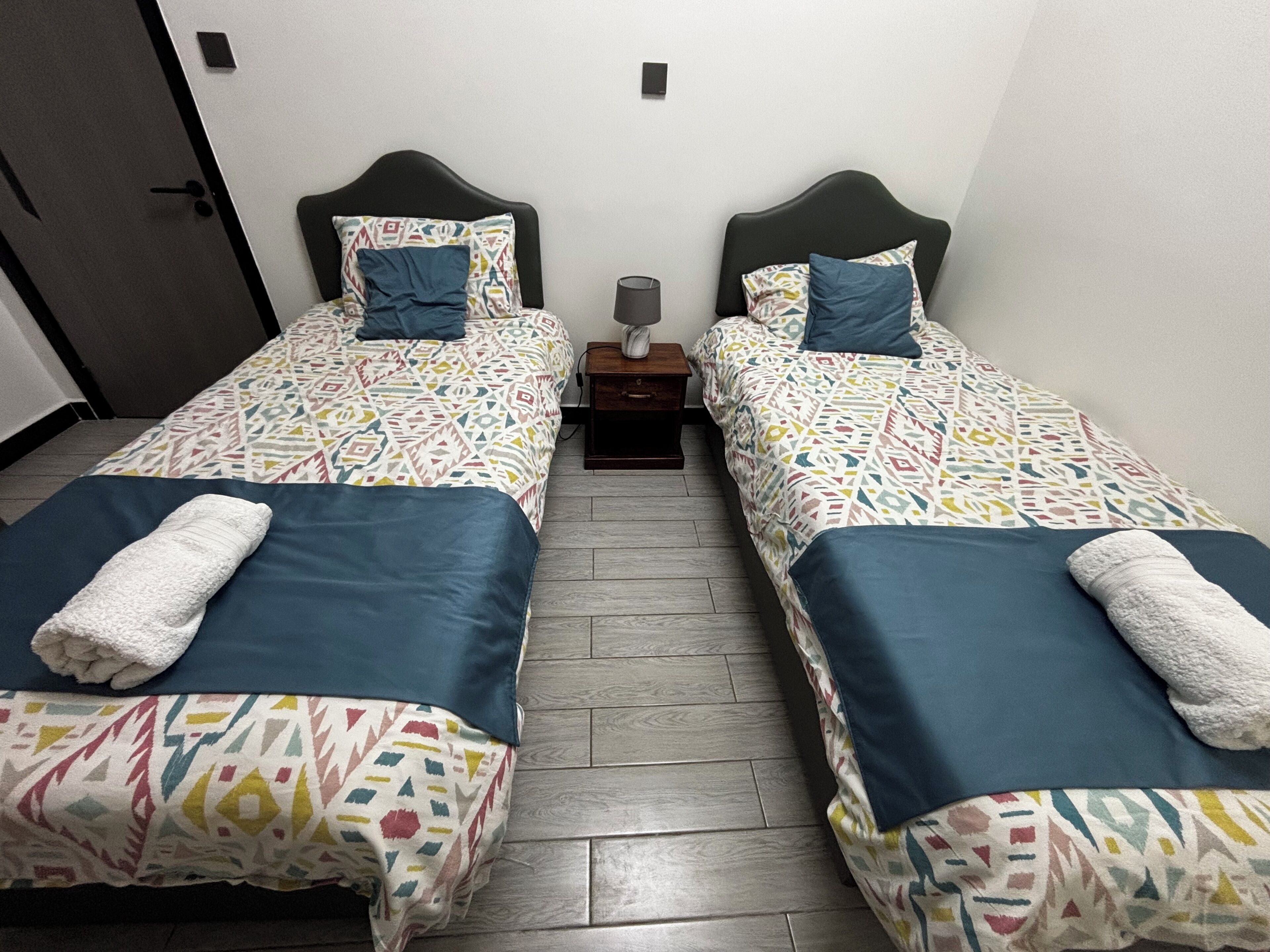 Apartamento, 2 habitaciones, vistas al patio | Tabla de planchar con plancha, cuna de viaje, wifi gratis