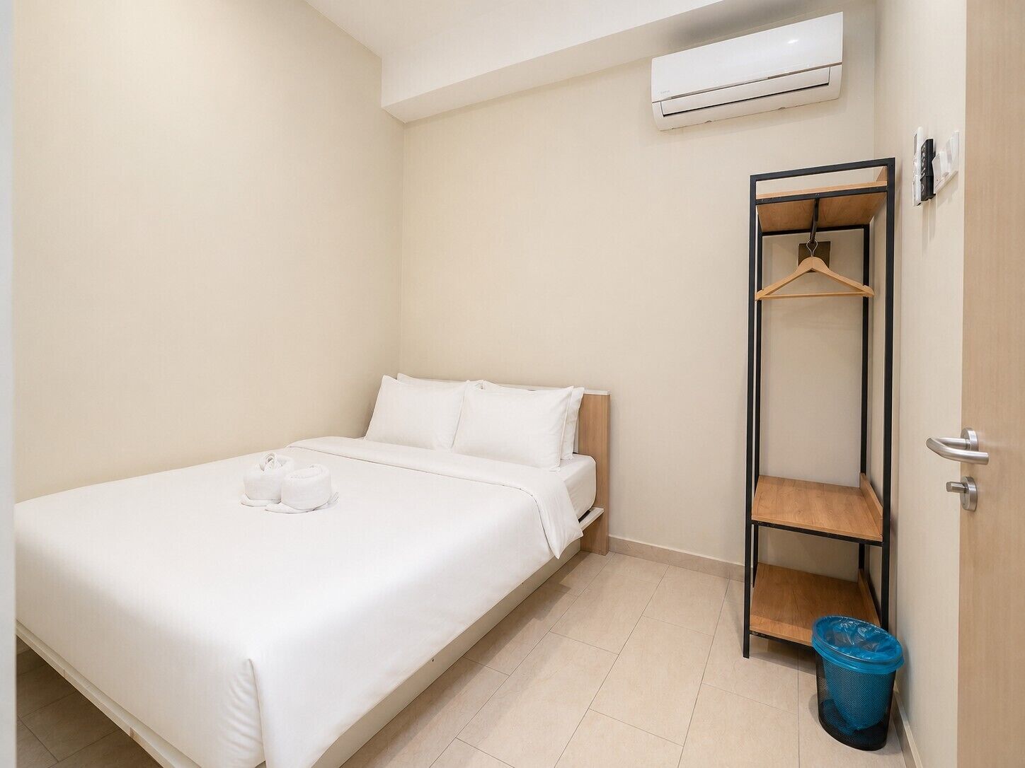Standard Queen Room | Iron/ironing board (on request), WiFi (free)