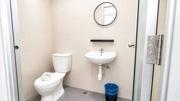 Deluxe Queen Room | Kamar mandi | Handuk, sabun, sampo, dan tisu toilet