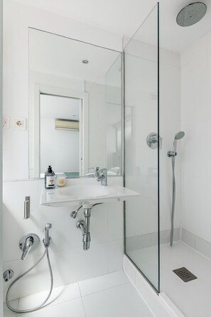 Shower, towels - Vrbo Property (Madrid)
