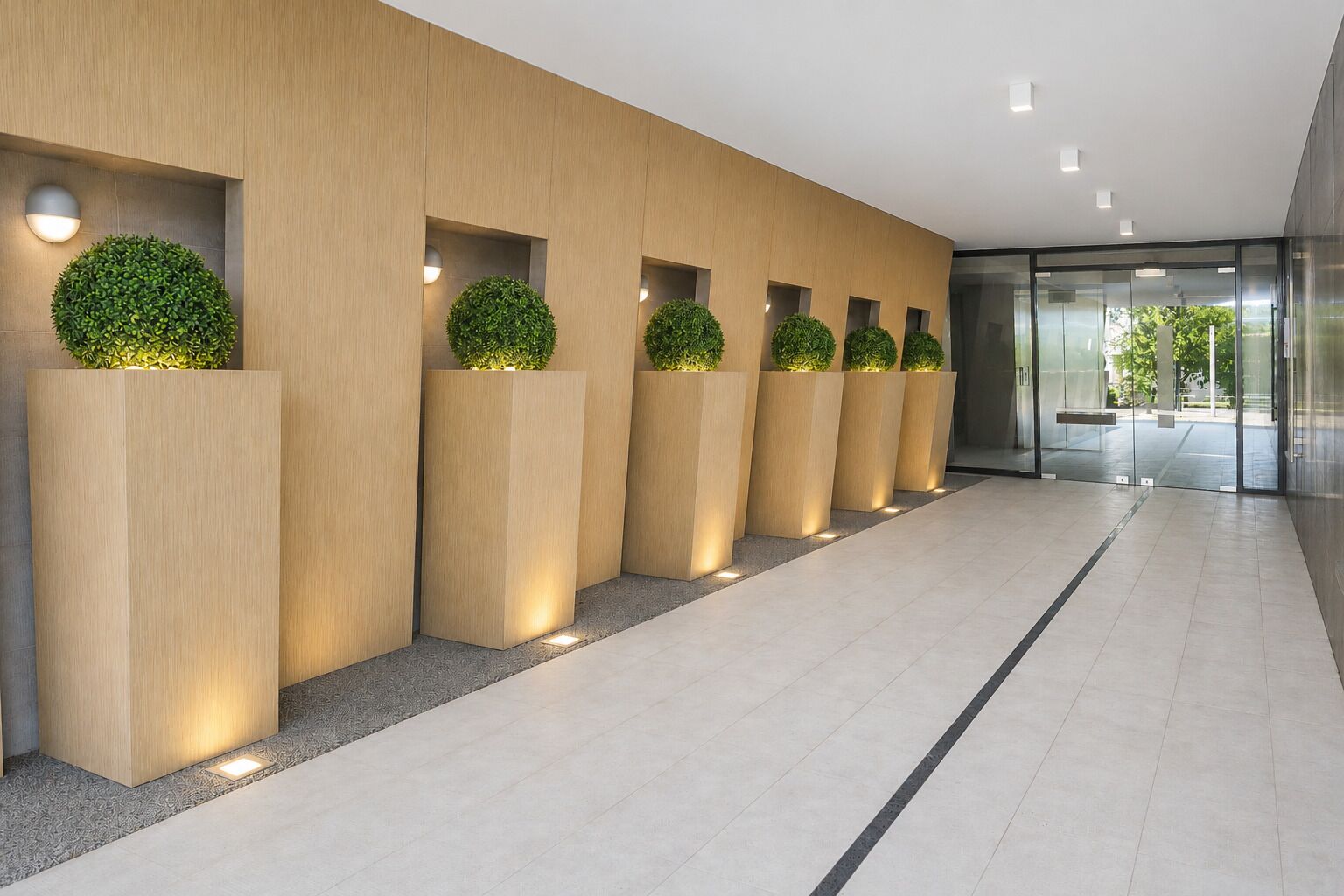 Un couloir moderne avec des panneaux en bois et des jardinières éclairées.