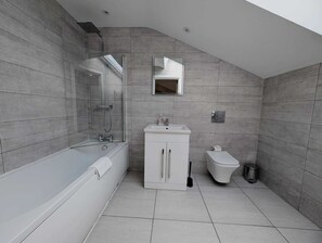Haartrockner, Handtücher, Seife, Shampoo
