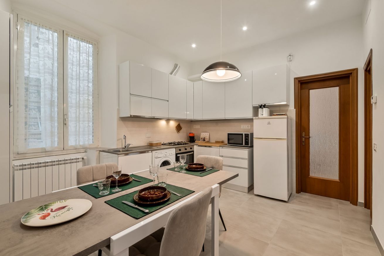 Réfrigérateur, micro-ondes, plaque de cuisson, bouilloire électrique