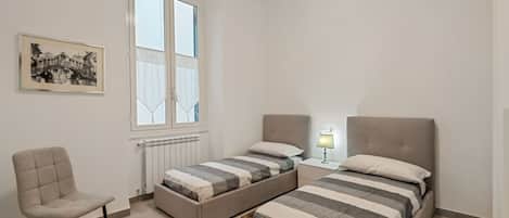 2 chambres, fer et planche à repasser, draps fournis
