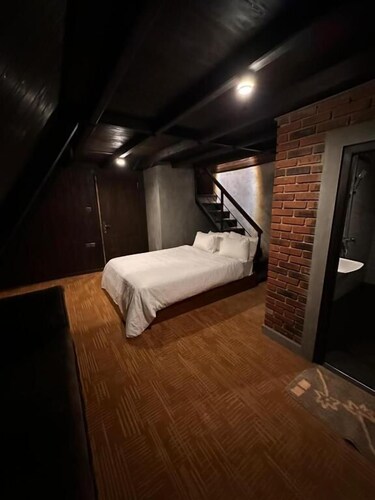 Whistling Thrush Cottage