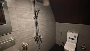 Superior Room | Bathroom | Free toiletries, towels, soap, shampoo