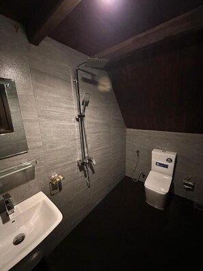 Superior Room | Bathroom - Whistling Thrush Cottage (Pattipola)