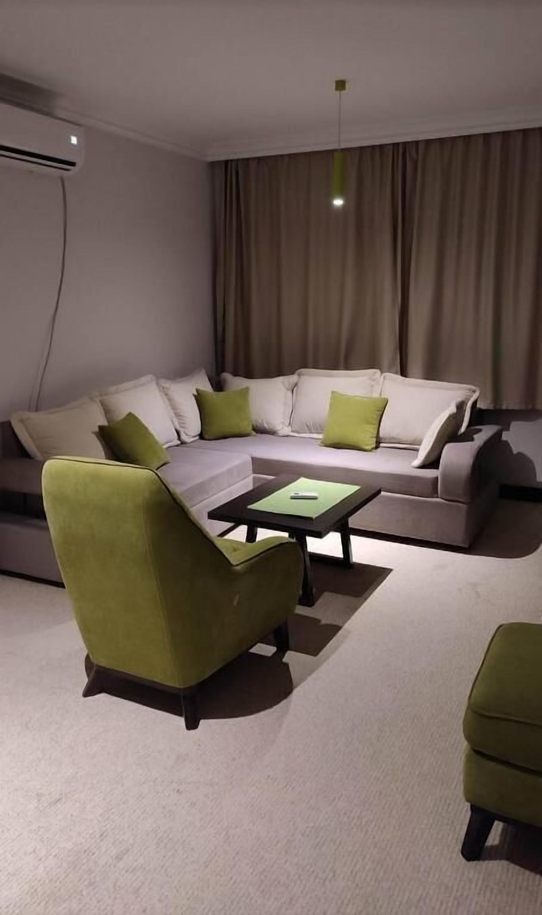 Leilighet – deluxe, balkong, hageutsikt | Oppholdsområde