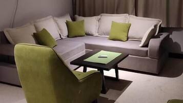 Leilighet – deluxe, balkong, hageutsikt | Oppholdsområde