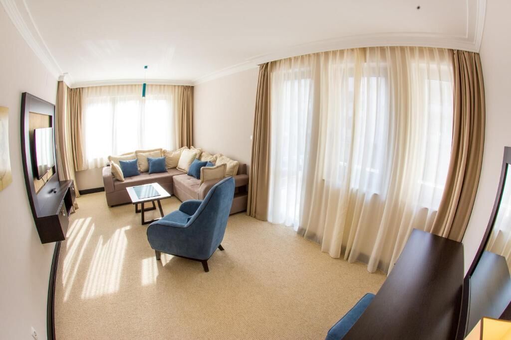 Deluxe Apartment, Balcony, Garden View | Living area