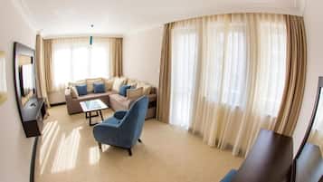 Deluxe Apartment, Balcony, Garden View | Living area