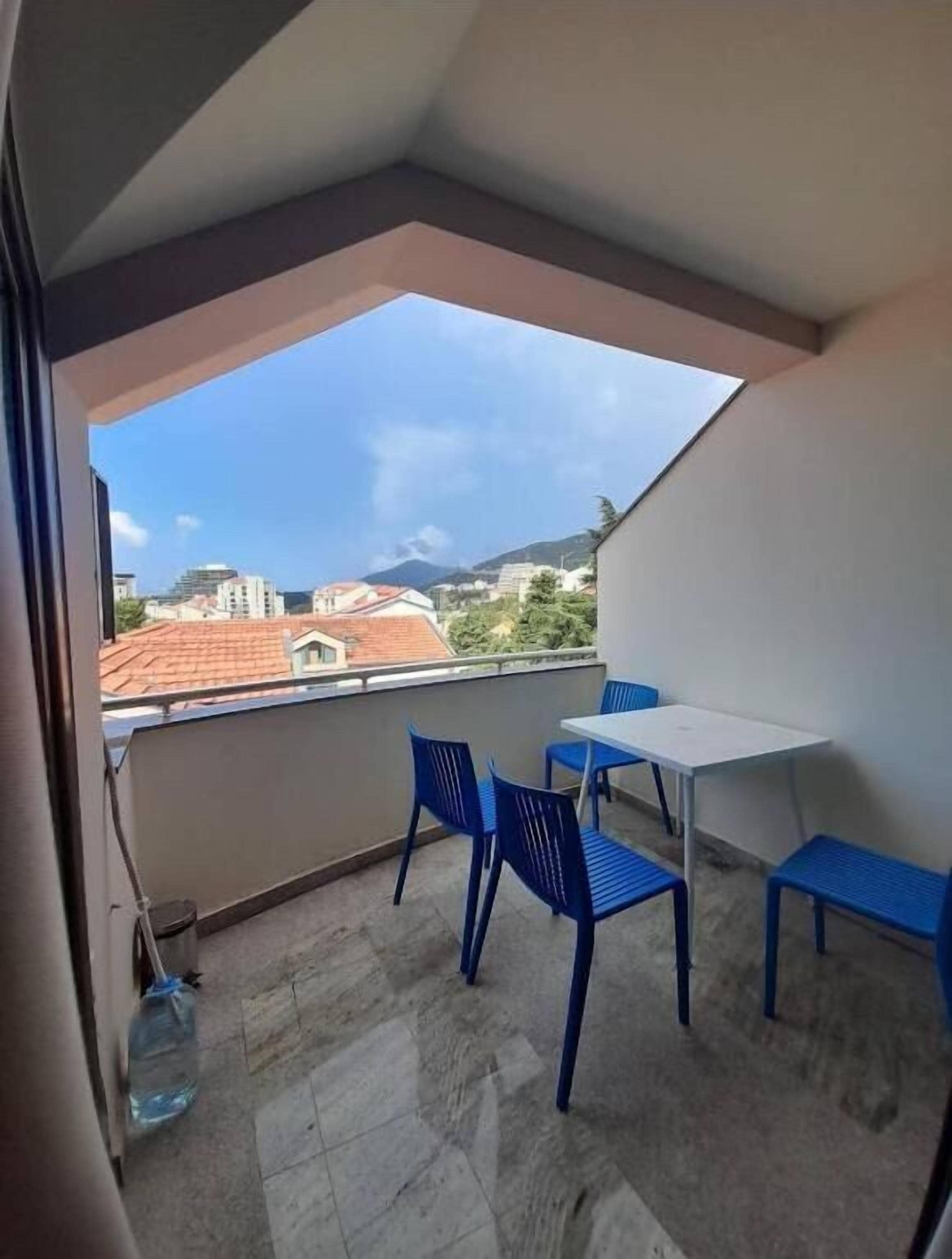 Deluxe Apartment, Balcony, Garden View | Outdoor dining