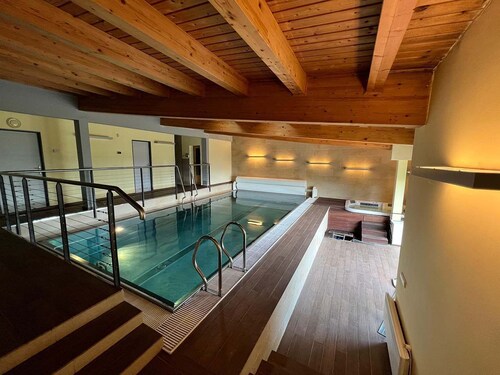 A cabin in the national park with a swimming pool and spa area. Great view.
